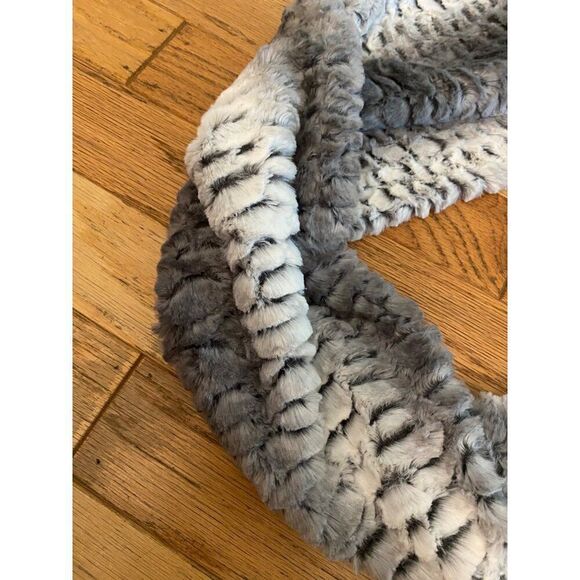Women’s soft Plush Gray & White Infinity Scarf size 10” x 31” - Picture 2 of 5